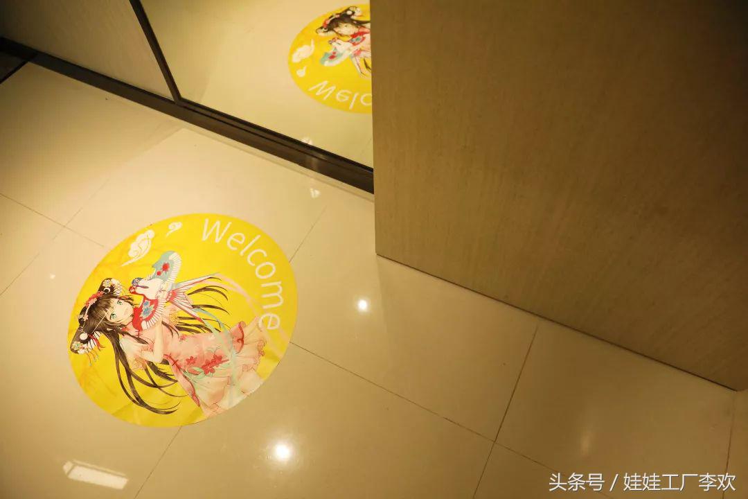 跟踪两位美少女进入酒店……发现了了不得的新天地！