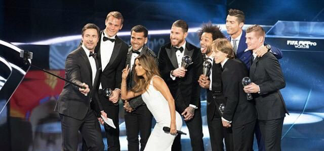 不够高！C罗合影又踮脚，1米85的C罗比1米9的博努奇还高