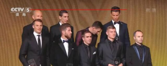 不够高！C罗合影又踮脚，1米85的C罗比1米9的博努奇还高