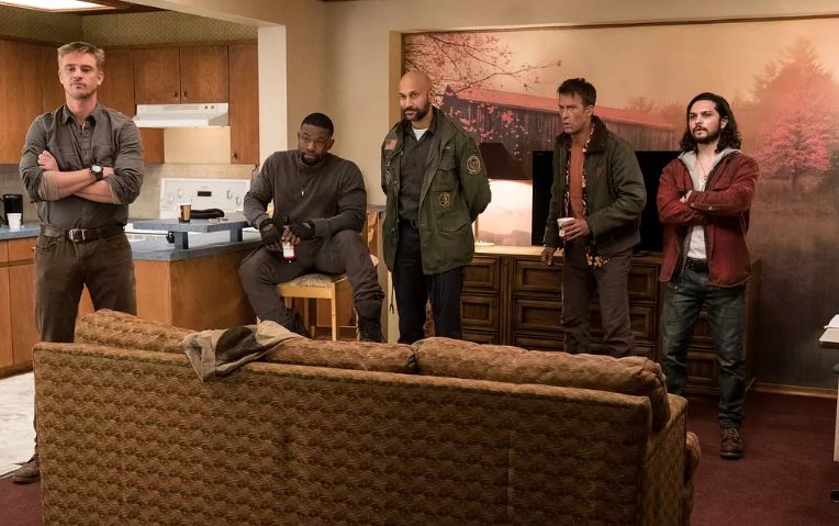 《铁血战士》：外星人打外星人，“钢铁侠”竟成最大赢家