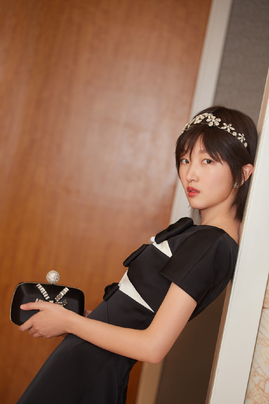 26岁周冬雨自信正视平胸，“我的胸是和我的身材匹配的！”