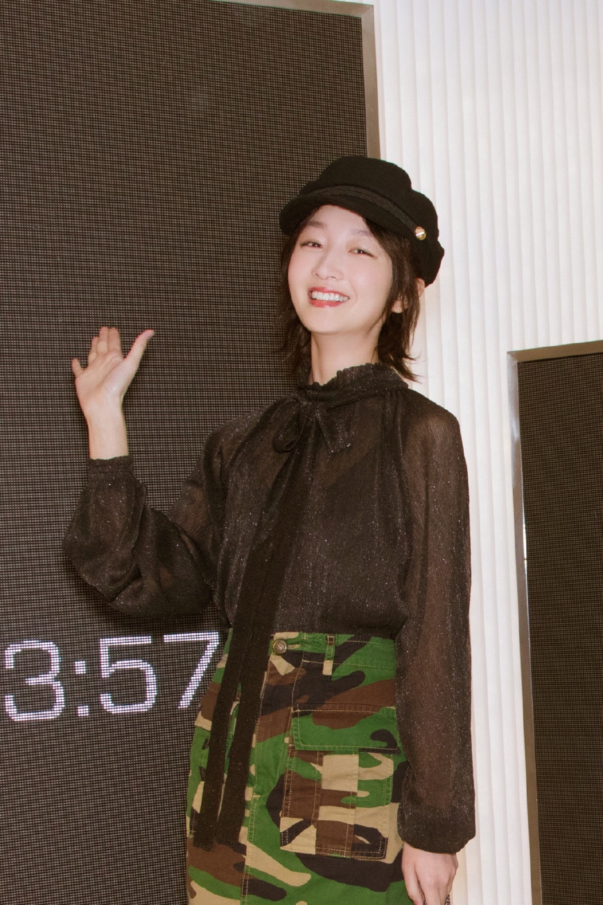 26岁周冬雨自信正视平胸，“我的胸是和我的身材匹配的！”