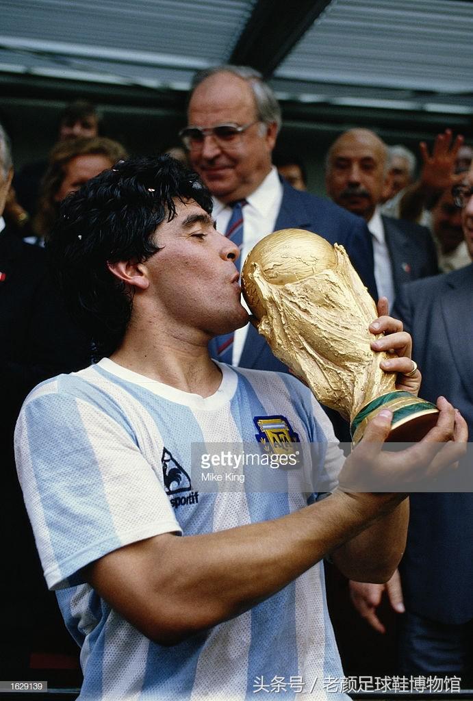 马拉多纳签名足球鞋,马拉多纳世界杯夺冠球鞋