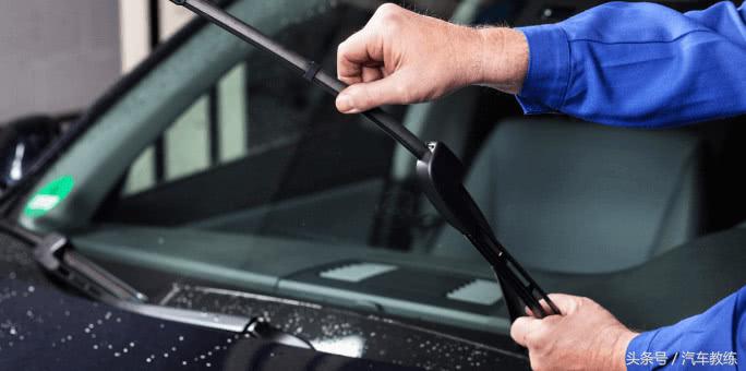 下雨天雨刮越刮越刮不干净,下雨天雨刮很涩怎么解决