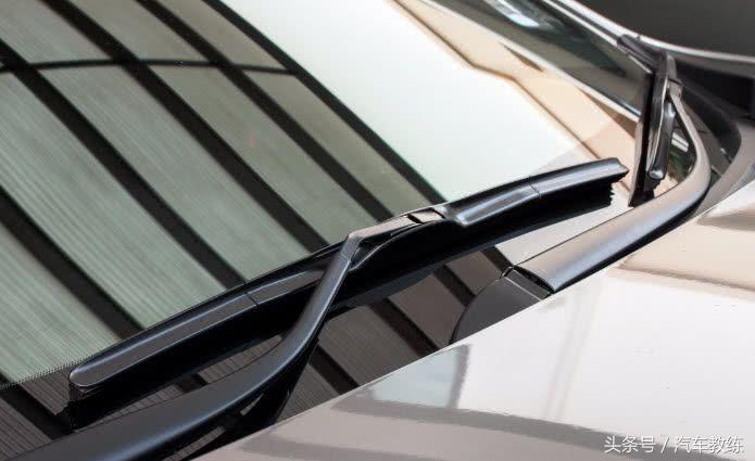 下雨天雨刮越刮越刮不干净,下雨天雨刮很涩怎么解决