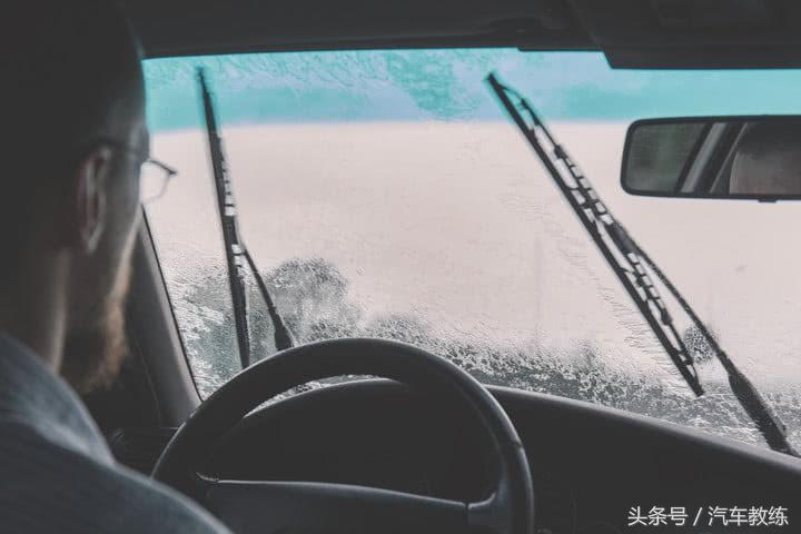 下雨天雨刮越刮越刮不干净,下雨天雨刮很涩怎么解决