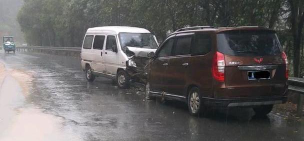 五菱宏光s撞上五菱宏光,五菱之光和五菱宏光碰撞测试