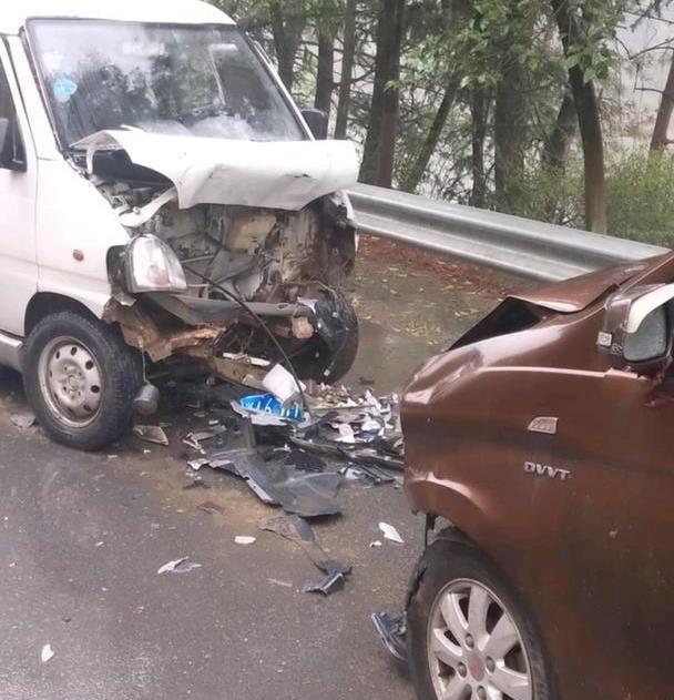 五菱宏光s撞上五菱宏光,五菱之光和五菱宏光碰撞测试