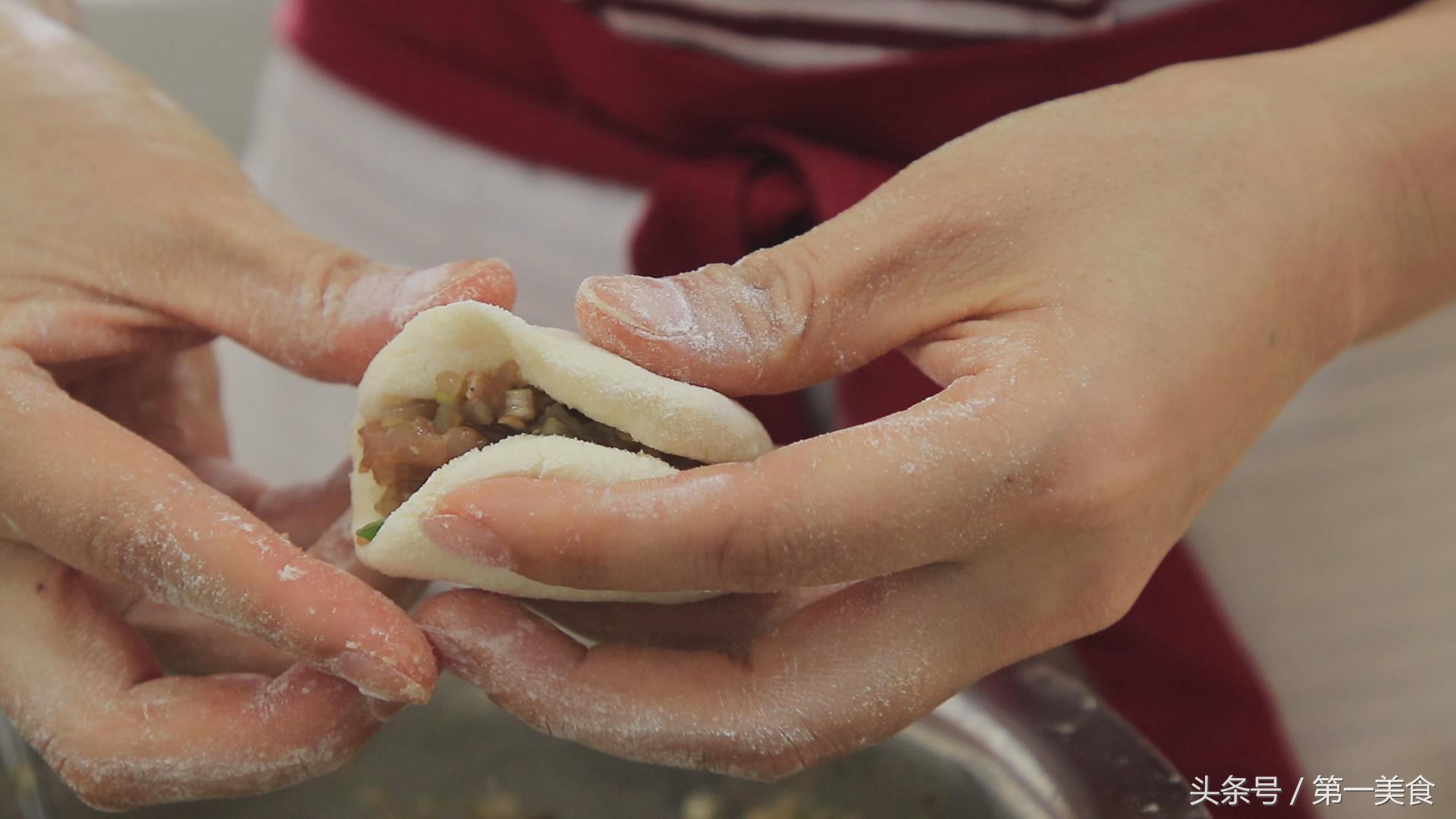 一碗面，一盆肉馅，学会这两个技巧，上锅一煎做焦香酥脆的水煎包