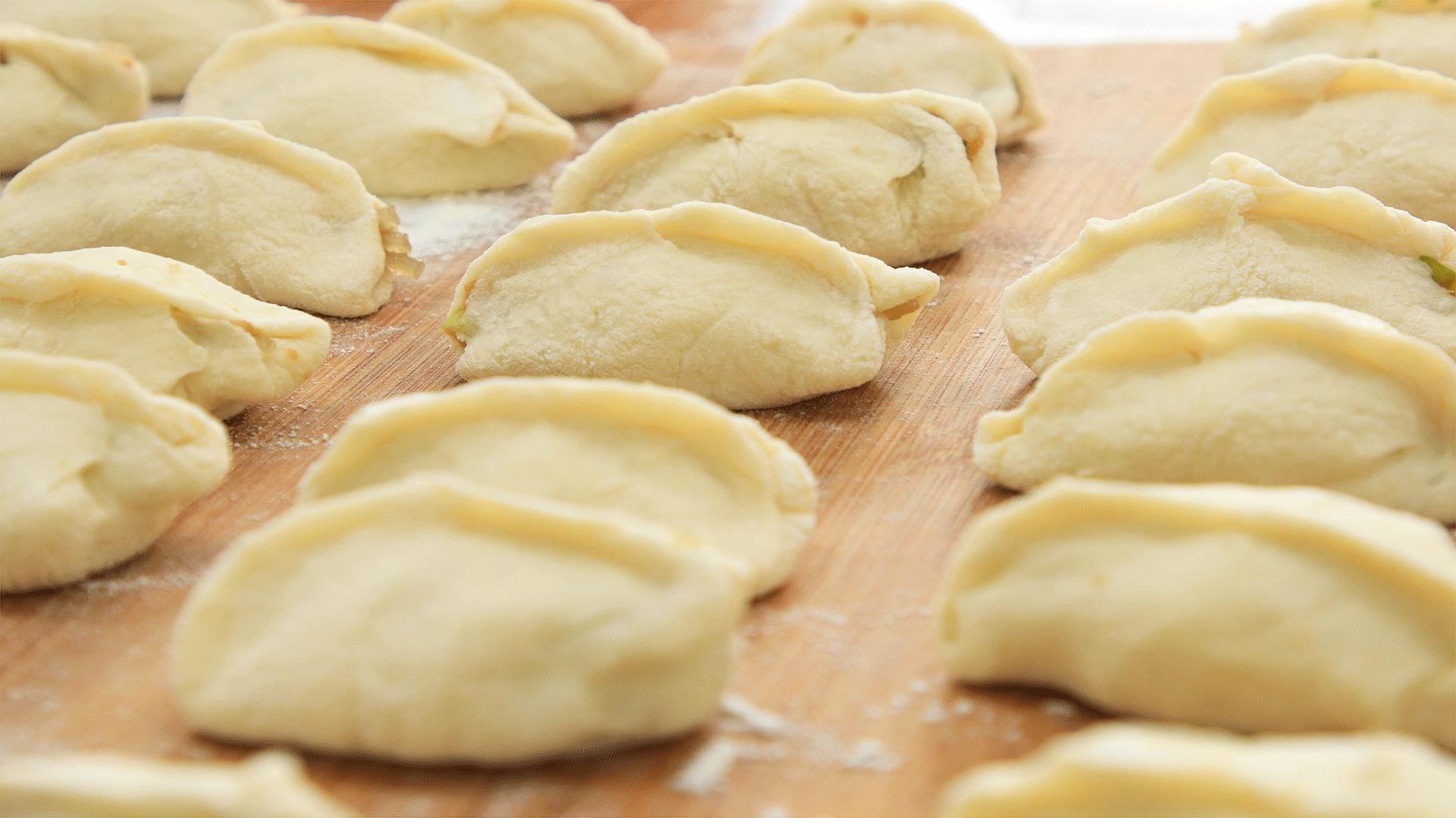 一碗面，一盆肉馅，学会这两个技巧，上锅一煎做焦香酥脆的水煎包