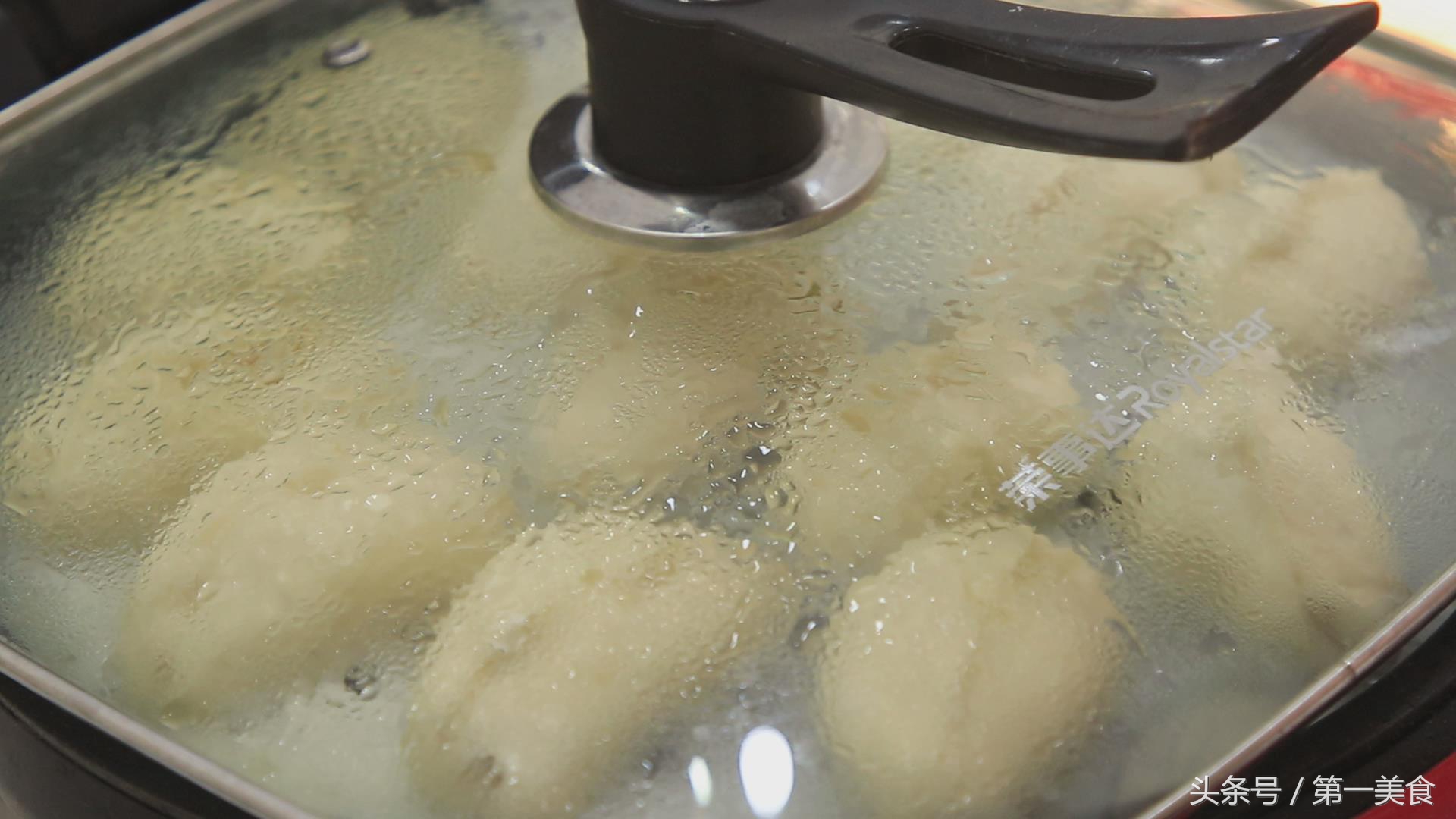 一碗面，一盆肉馅，学会这两个技巧，上锅一煎做焦香酥脆的水煎包