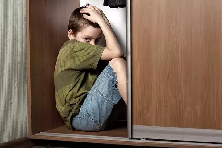 如何改变孩子焦虑的社交恐惧症,怎样预防孩子自卑叛逆和社交困难