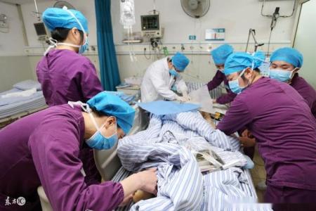 分娩时胎儿脚先出来是不是难产,生产时胎儿迫不及待的一只脚出来