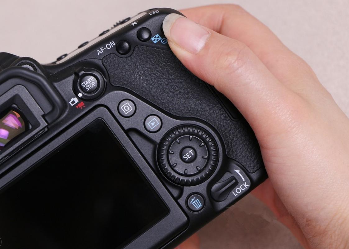 佳能80d好还是尼康d7100好,买佳能80d还是尼康d800好