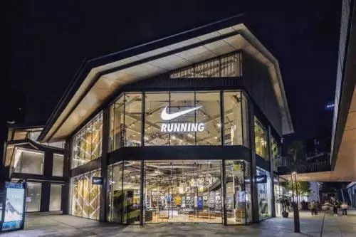 adidas三位高管因欺诈高中篮球运动员被判贪污罪