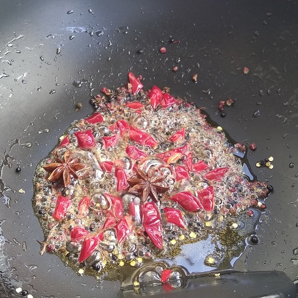 原来辣条是这样做出来的,原来辣条是这样制作的你还敢吃吗