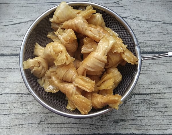 原来辣条是这样做出来的,原来辣条是这样制作的你还敢吃吗