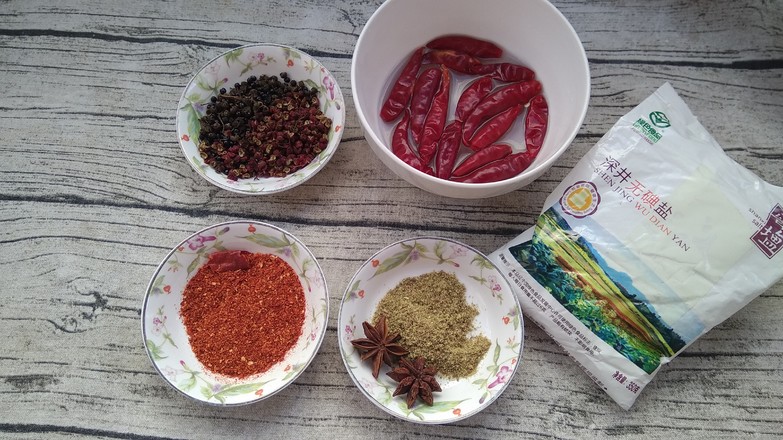 原来辣条是这样做出来的,原来辣条是这样制作的你还敢吃吗