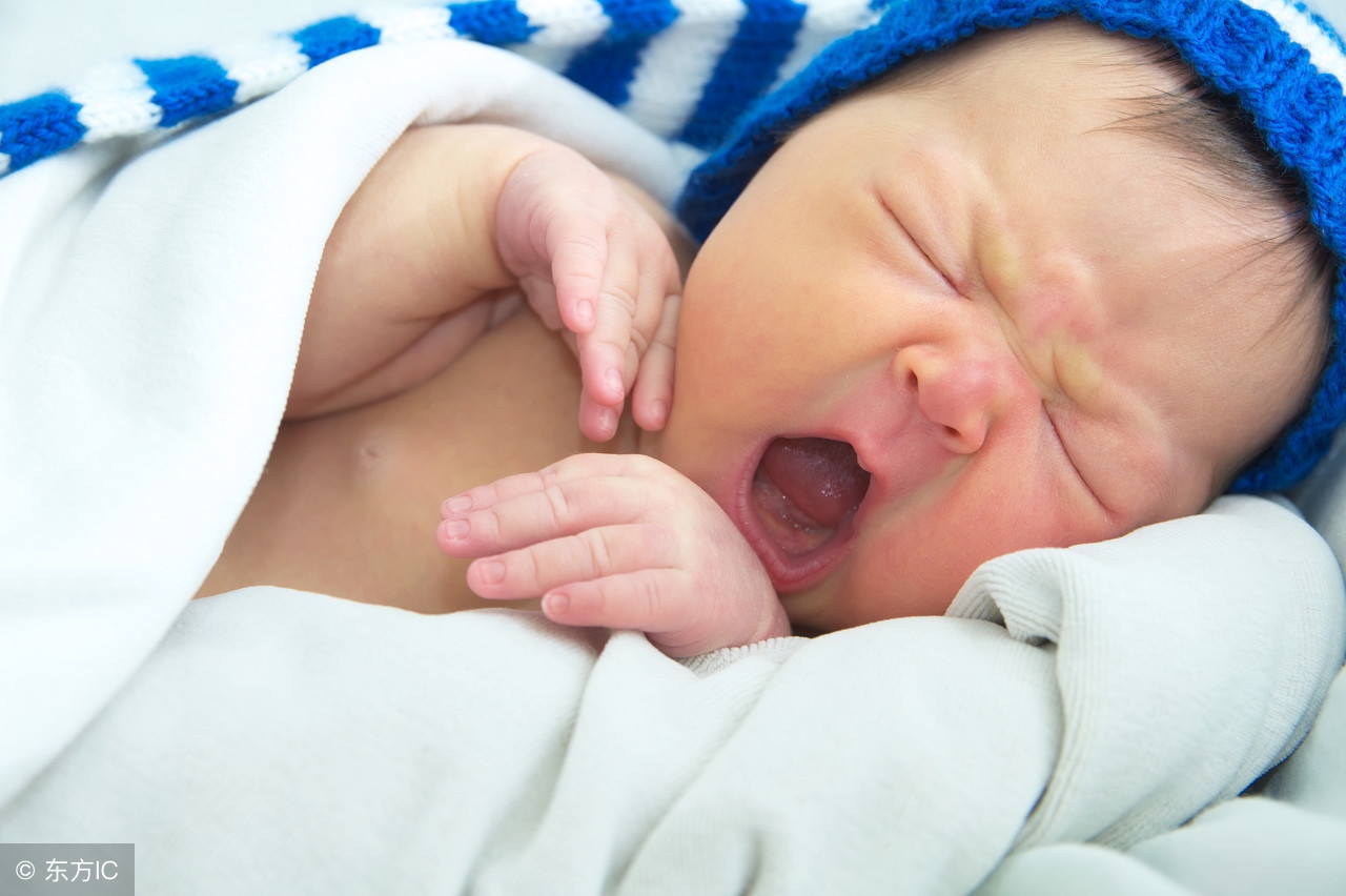 新生儿一整夜哭闹不睡觉怎么办,婴儿晚上睡觉哭闹白天不哭闹