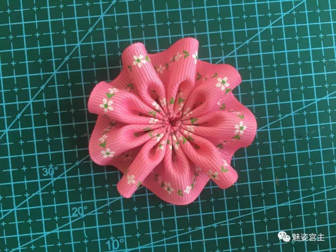 一条丝带做成花,丝带百褶结