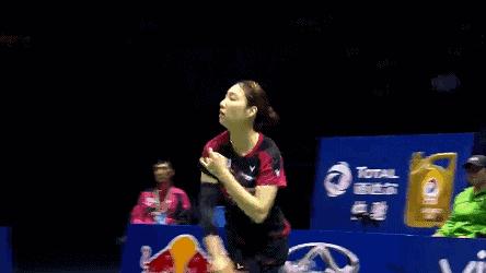 怎么让挥臂更快拍球,羽球如何避免挥拍甩大臂