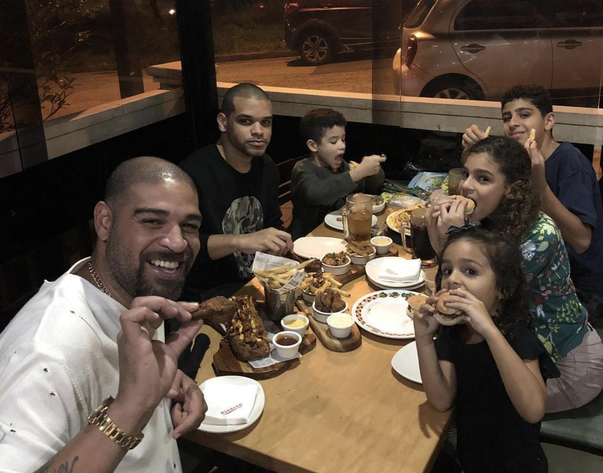 他曾是媲美大罗的天才，因父亲去世而堕落，只有36岁，却像50岁