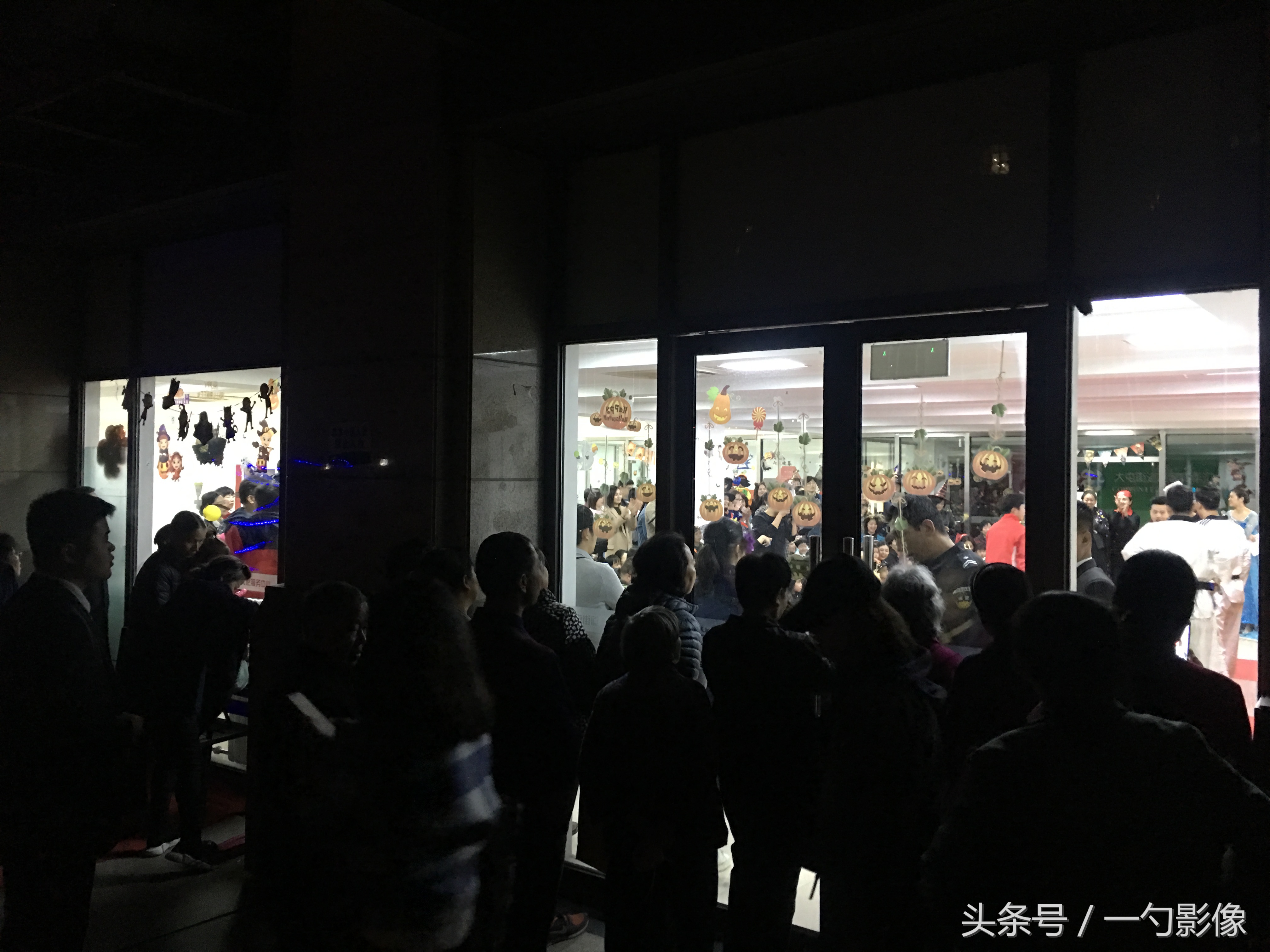 中国的孩子大玩洋节日外国的鬼节咱们也这么热闹