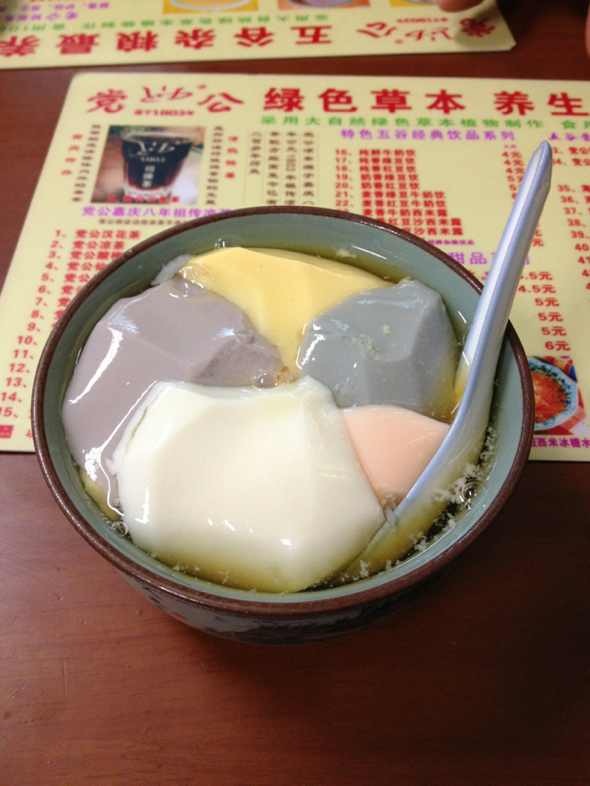 一碗富含浓厚人情味的豆腐花,豆腐花看起来蛮好吃