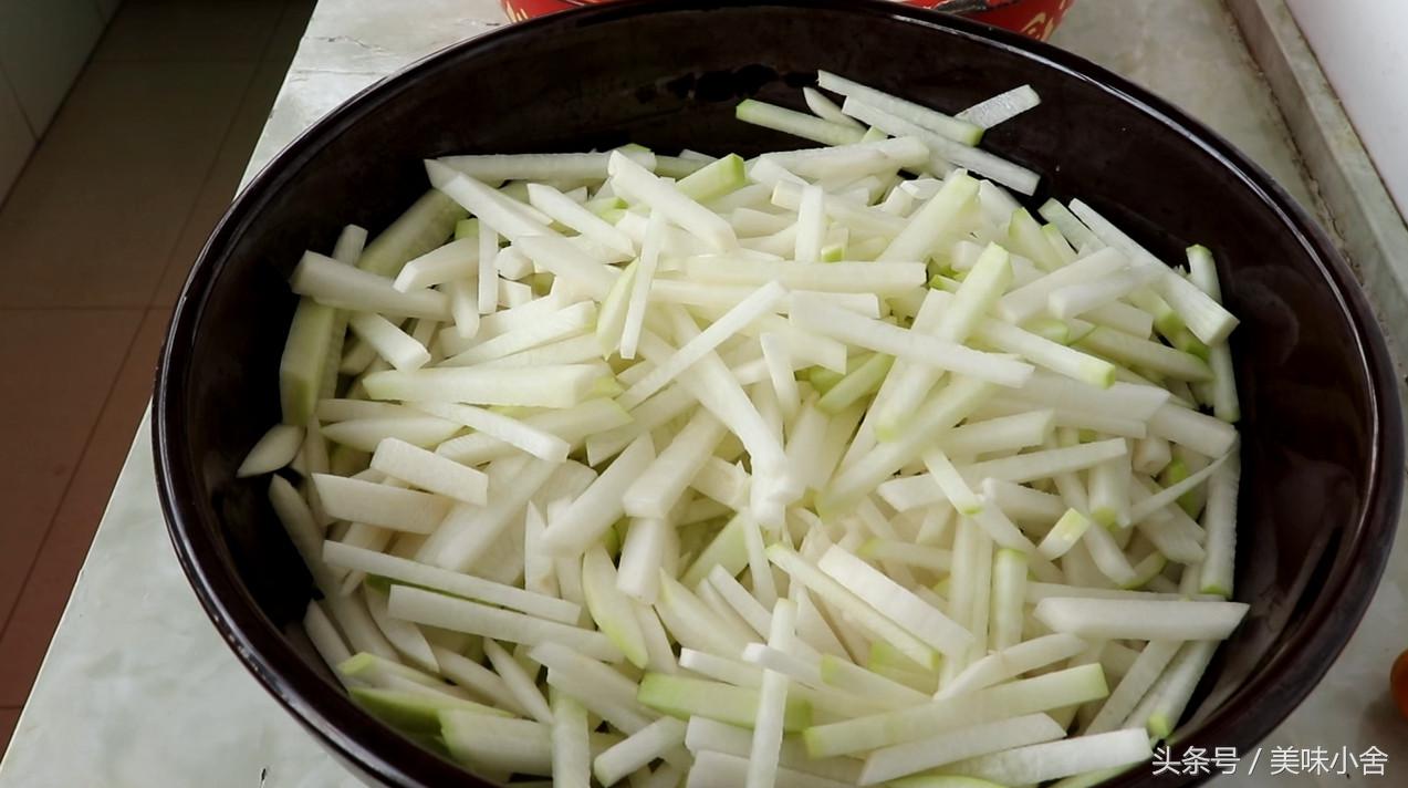 新鲜萝卜没有太阳晒怎么腌萝卜干,怎样腌萝卜好吃又脆甘肃萝卜干