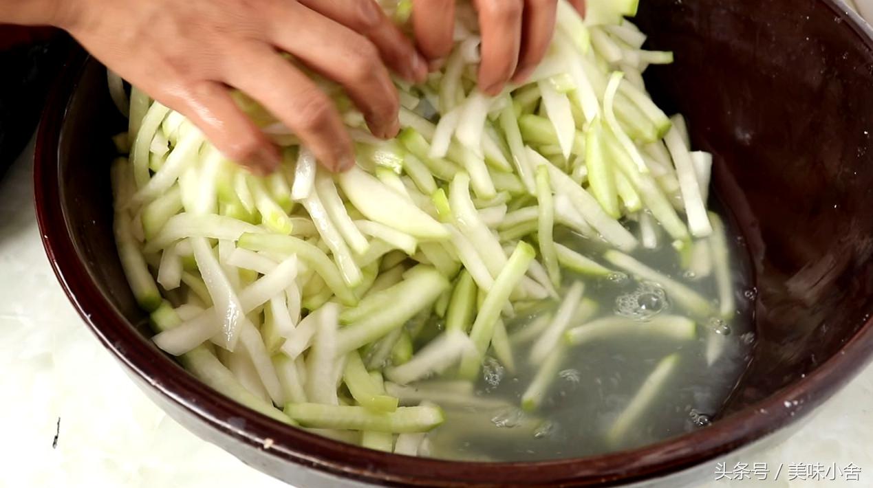 新鲜萝卜没有太阳晒怎么腌萝卜干,怎样腌萝卜好吃又脆甘肃萝卜干