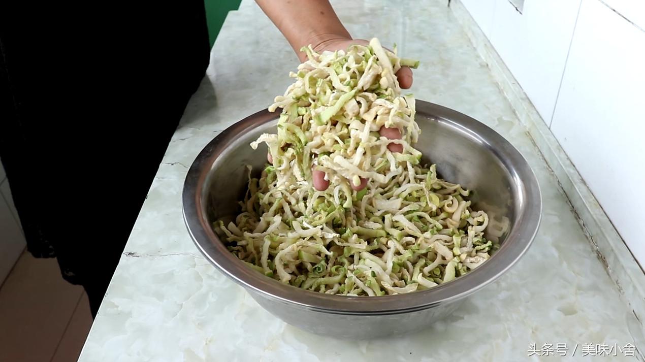 新鲜萝卜没有太阳晒怎么腌萝卜干,怎样腌萝卜好吃又脆甘肃萝卜干