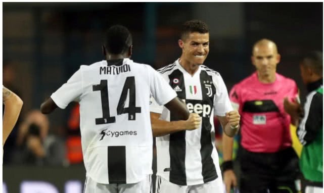 c罗被全场狂嘘进球后双手下压,c罗最令人尊重的时刻