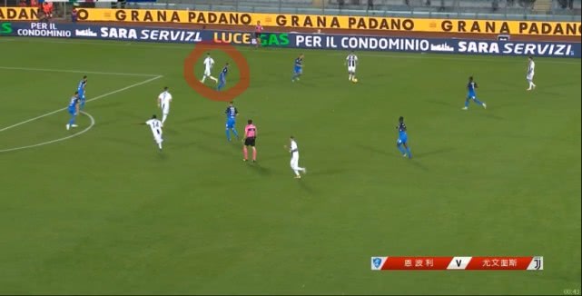 c罗被全场狂嘘进球后双手下压,c罗最令人尊重的时刻