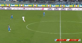 c罗被全场狂嘘进球后双手下压,c罗最令人尊重的时刻