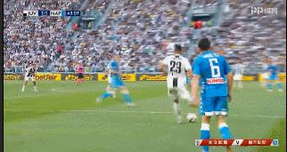 c罗被全场狂嘘进球后双手下压,c罗最令人尊重的时刻