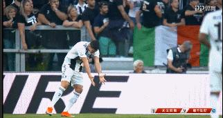 c罗被全场狂嘘进球后双手下压,c罗最令人尊重的时刻