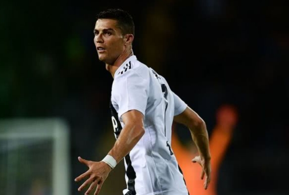 c罗被全场狂嘘进球后双手下压,c罗最令人尊重的时刻