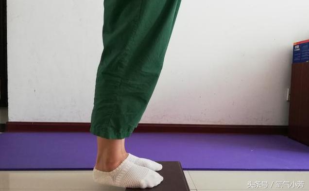 腰椎突出自愈2个办法,腰椎突出自救法