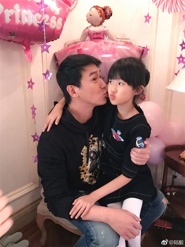 贝儿弹吉他,12岁贝儿弹吉他有模有样