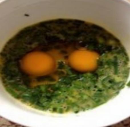 煎鸡蛋怎么不让蛋黄流出来,煎鸡蛋怎么不让油溅出来