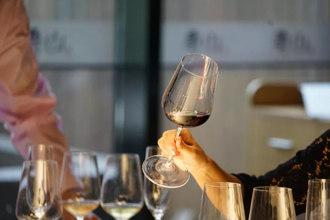 人家问你喝的什么酒怎么回答,别人问你他是什么酒怎么回答