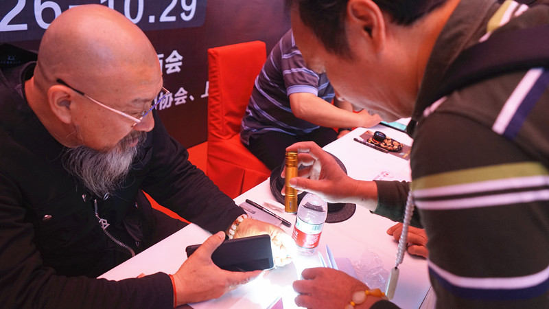 虹桥古玩城斗玉成瘾—好玉者近悦远来