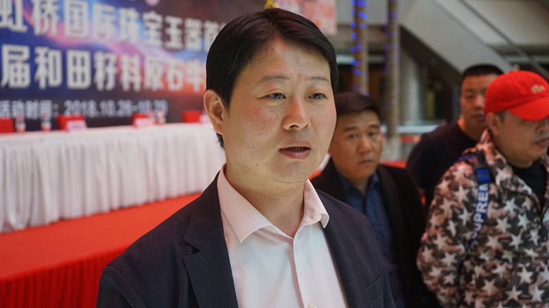 虹桥古玩城斗玉成瘾—好玉者近悦远来