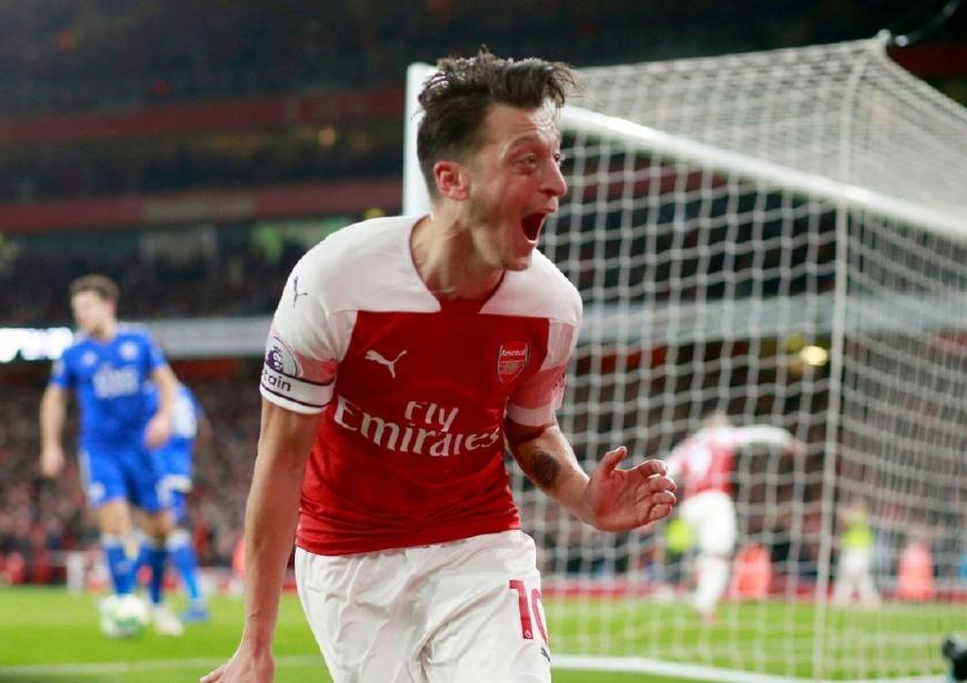 德国天王名利双丰收！智利巨星却沦为替补，加盟曼联或是错误选择