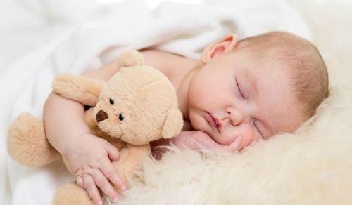 1岁半宝宝睡着了能不能叫醒吃奶,一岁宝宝自己喝奶自己睡觉