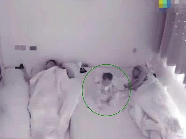 1岁半宝宝睡着了能不能叫醒吃奶,一岁宝宝自己喝奶自己睡觉