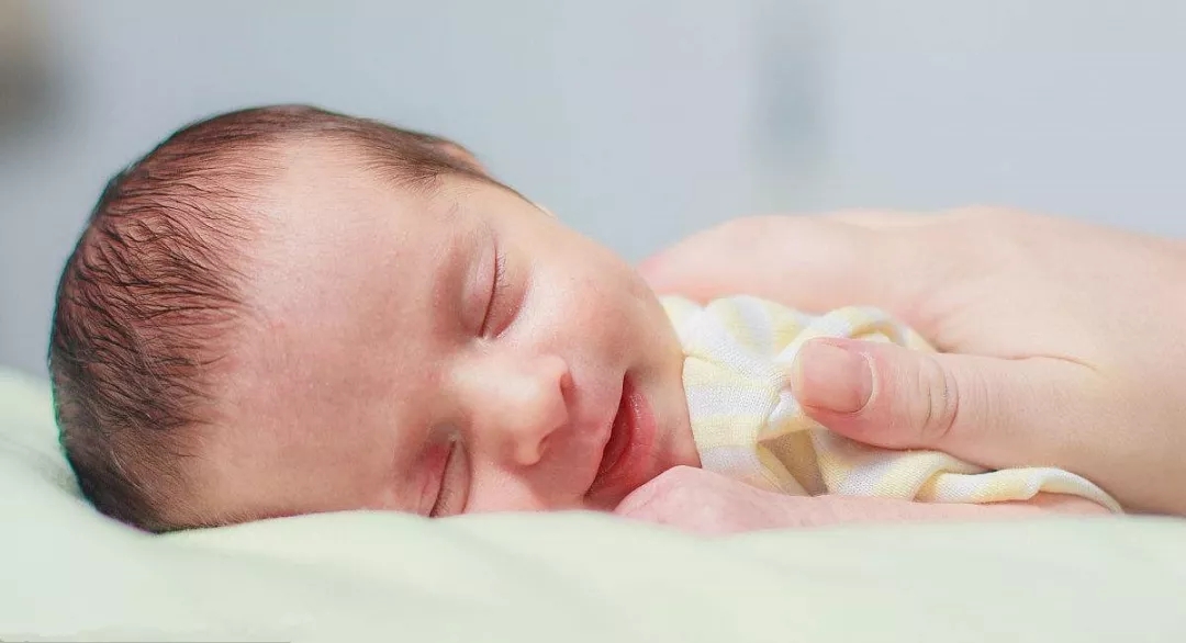 宝宝昼夜颠倒月嫂如何调整,宝宝胀气闹觉月嫂都是怎么解决