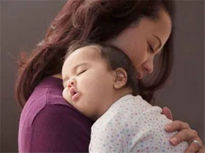 宝宝昼夜颠倒月嫂如何调整,宝宝胀气闹觉月嫂都是怎么解决