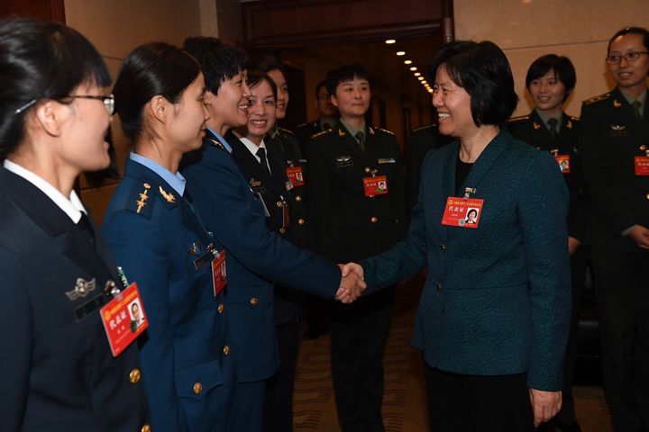 沈跃跃黄晓薇看望出席中国妇女十二大代表