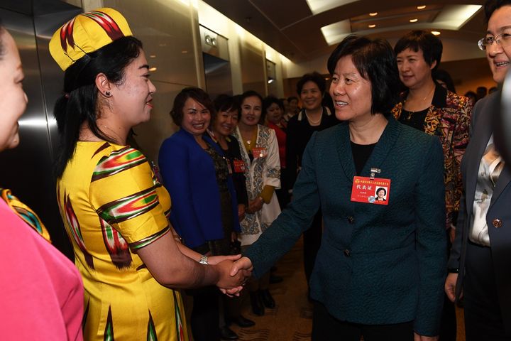 沈跃跃黄晓薇看望出席中国妇女十二大代表
